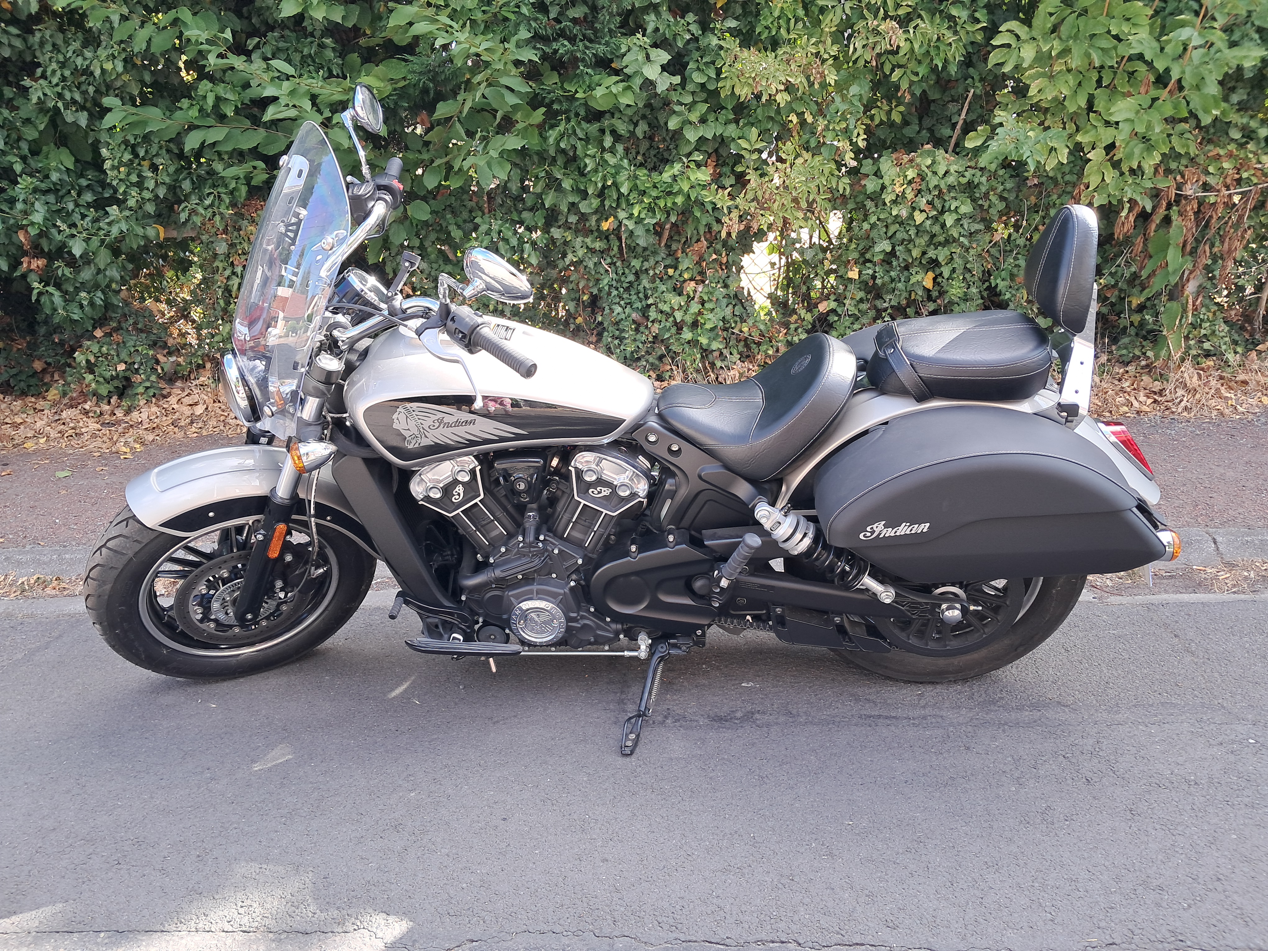 Indian Scout - 2023 - 905 kms - 1ére main - Très équipée