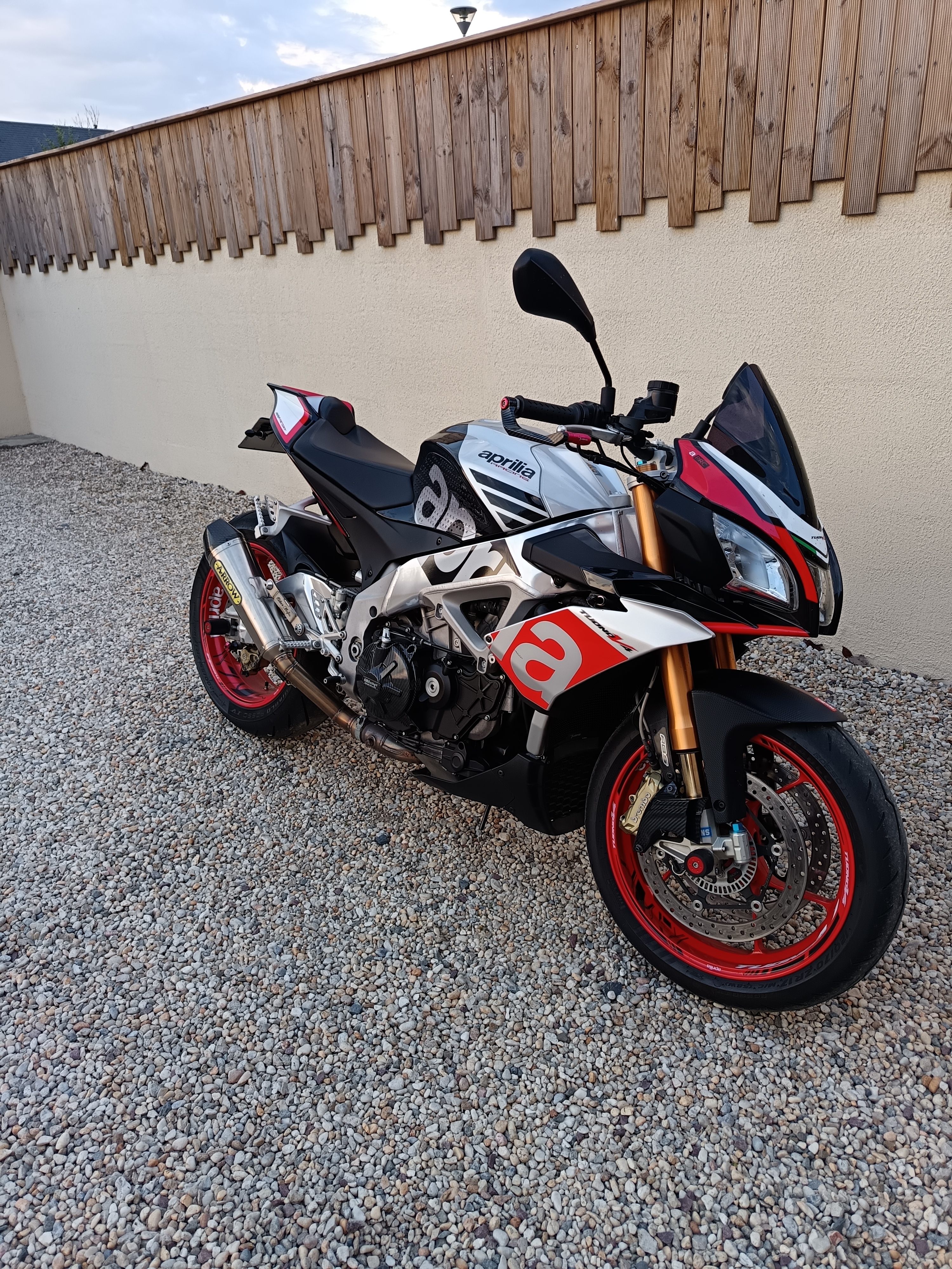 Aprilia tuono V4 factory