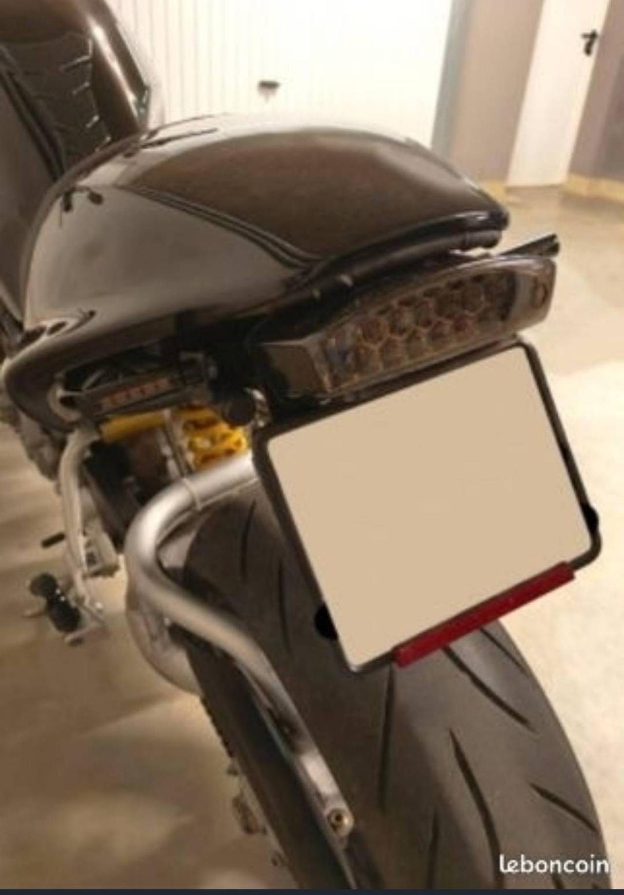 Feu arrière compatible toutes Monster carbu